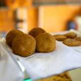 Notiamo in vetrina gli I�li k�fte (palline di bulgur o semolino ripiene di carne aromatizzata con erbe) e i falafel (polpettine fritte di ceci)...